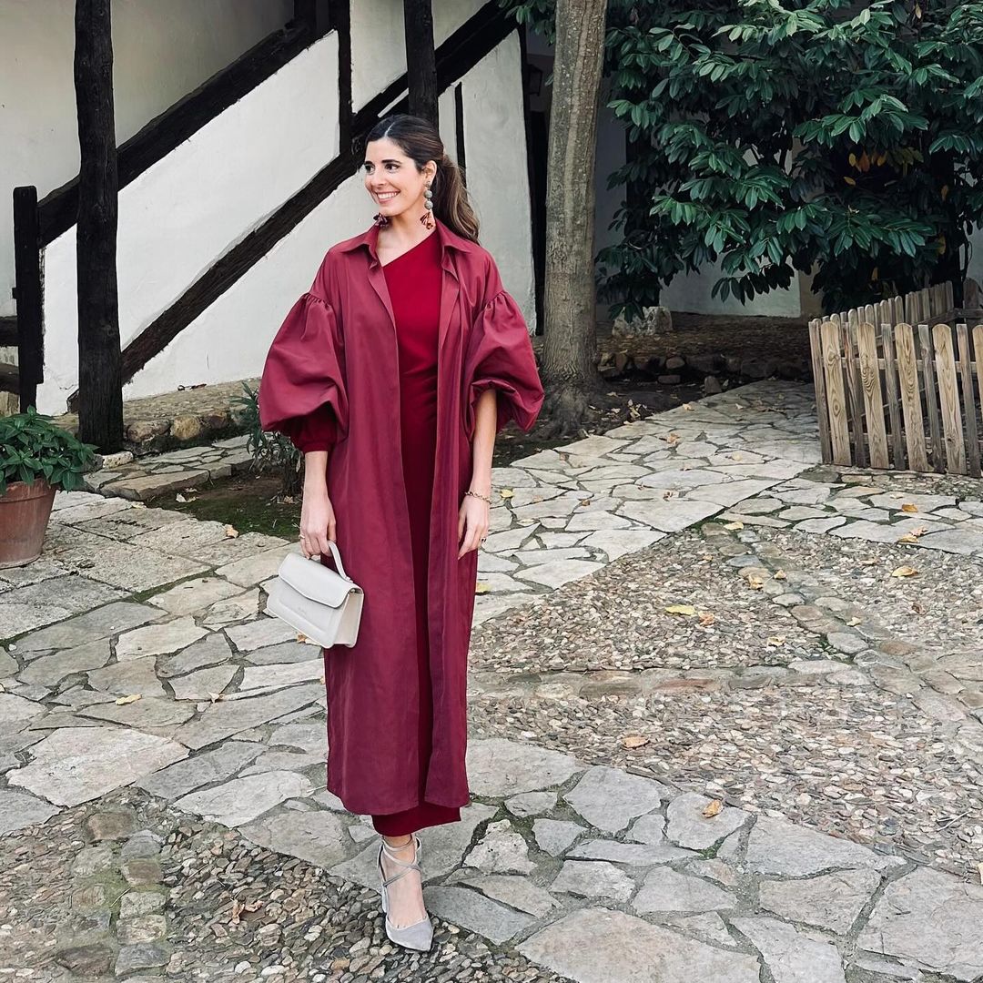 Look de invitada de invierno de Belén Corsini