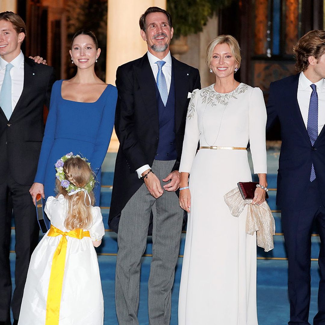 Posados, besos y abrazos: las fotos de familia más bonitas que nos ha dejado la boda de Philippos de Grecia y Nina Flohr