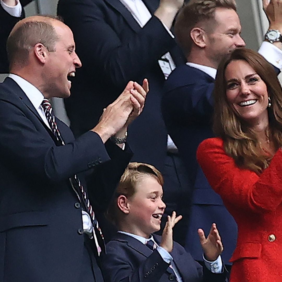 George de Cambridge celebra la victoria de la selección de Inglaterra junto a sus padres y David Beckham