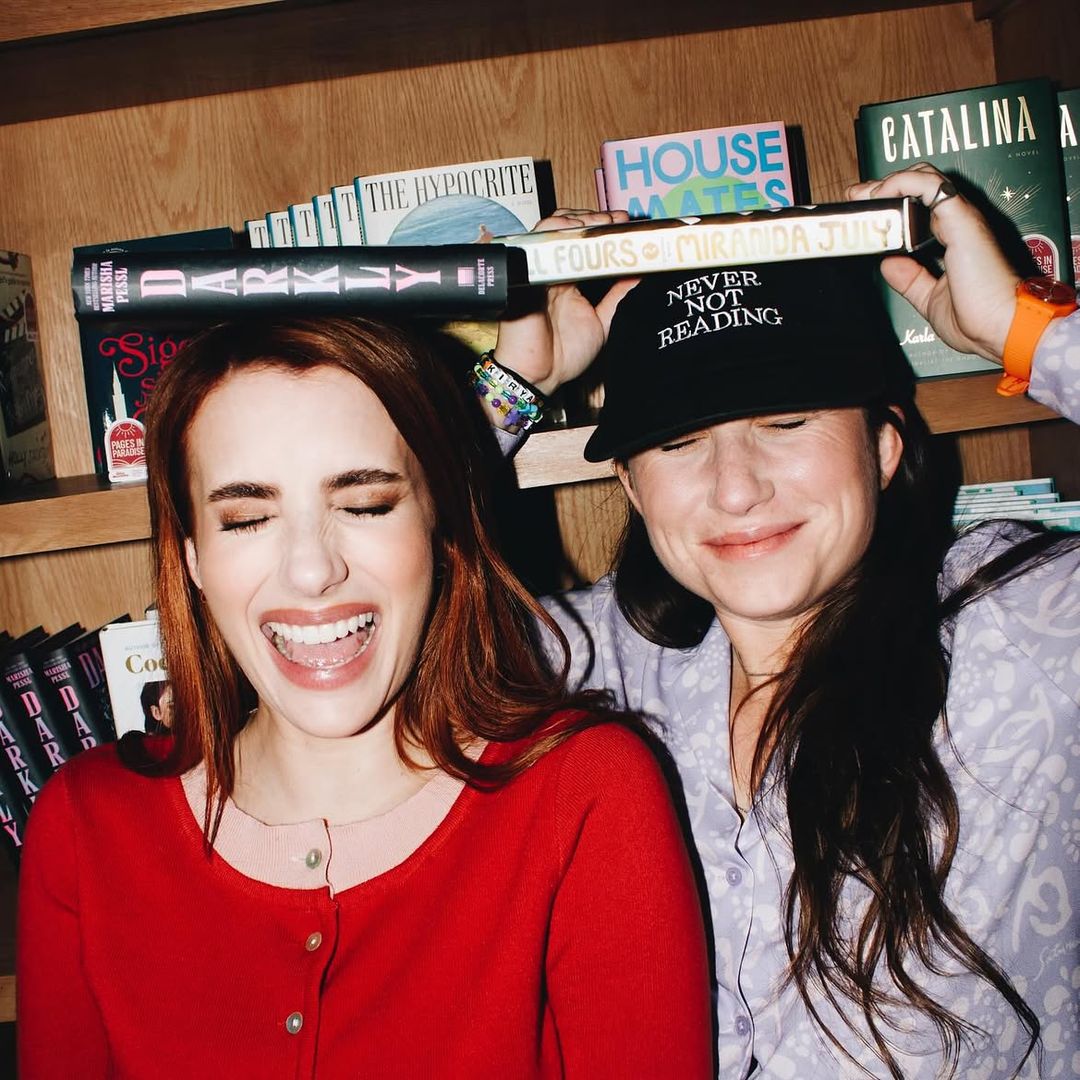 Emma Roberts en su club de lectura Belletrist