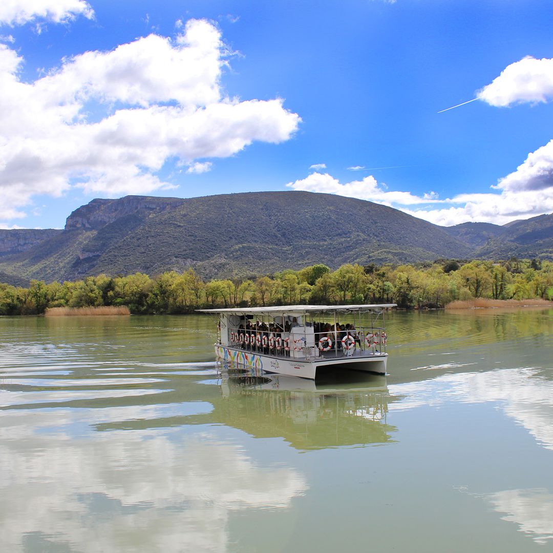 Los fiordos burgaleses: el sorprendente paisaje de agua y enormes paredes de roca que se descubre en barco