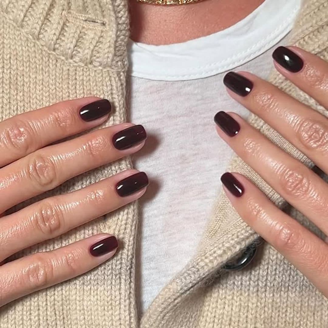 Manicura de uñas cortas granate