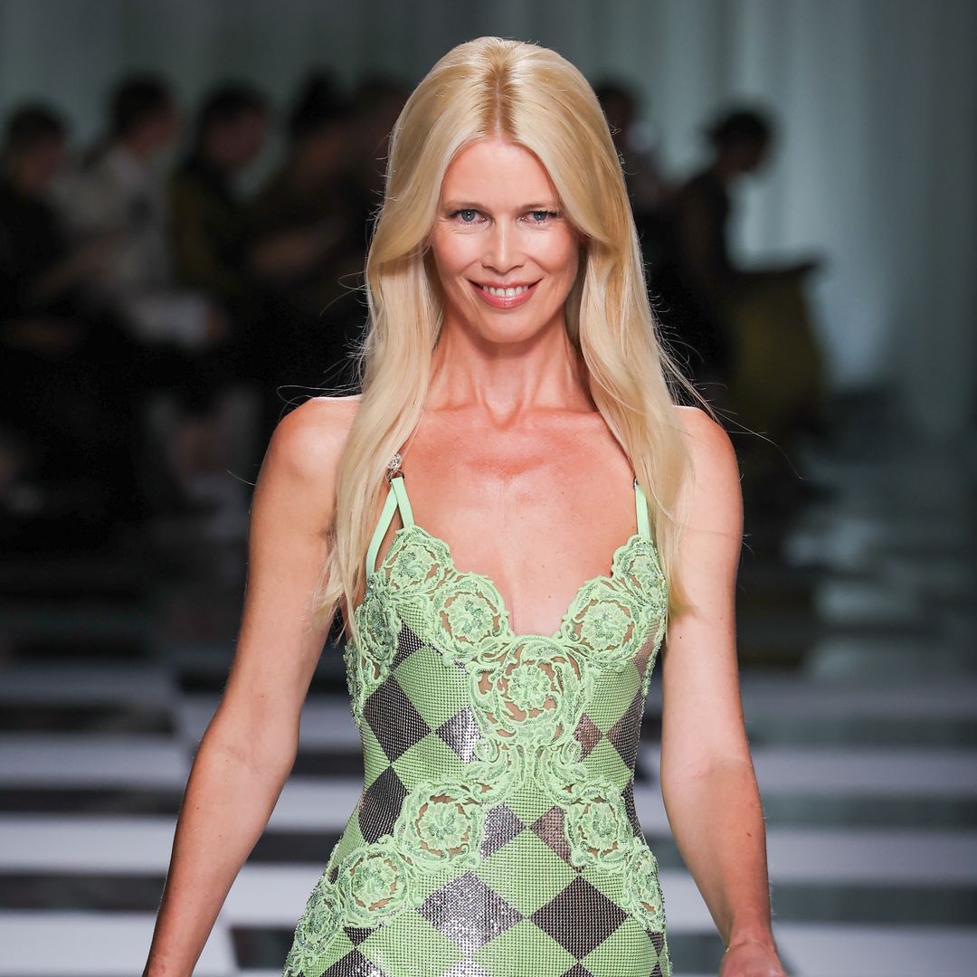 El estilo de Claudia Schiffer a los 56: sigue llevando los mismos vaqueros, conserva sus looks de los 90 y nunca sigue las tendencias