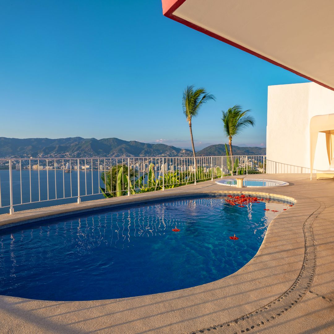 La Master Suite con jacuzzi ubicada en Acapulco con vista directa al mar.
