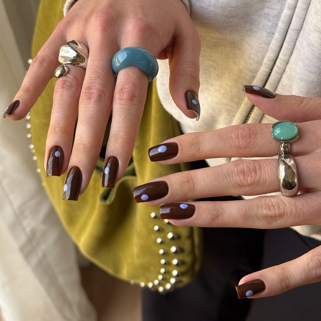 Manicura marrón chocolate