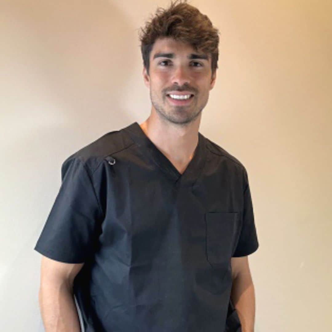 Javier Ribelles, médico estético: "Es el momento perfecto para reparar los daños solares y devolver la luminosidad al rostro"
