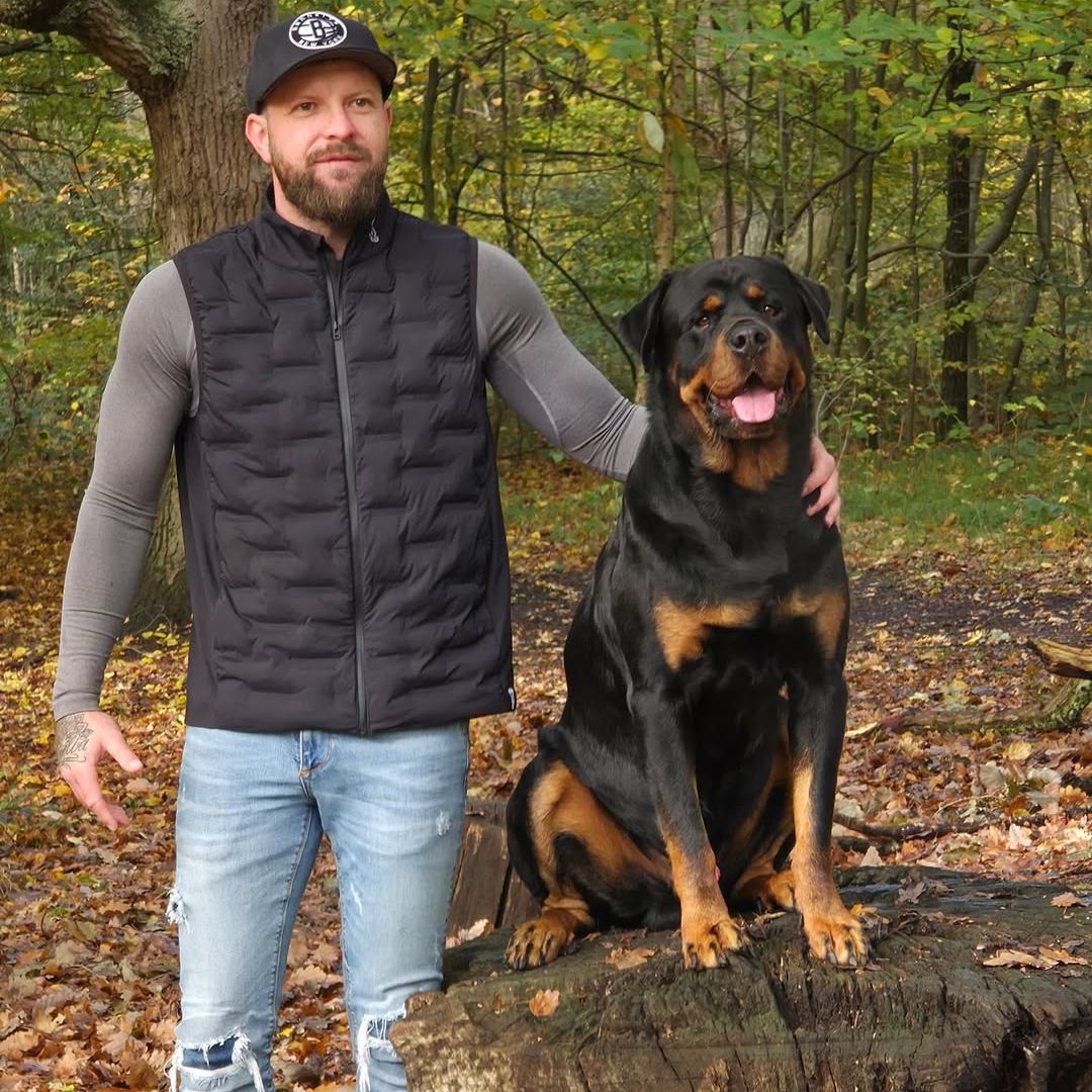 El adiestrador canino Adam Spivey lanza un aviso: "Si ves un perro con correa amarilla, no dejes que el tuyo se acerque"