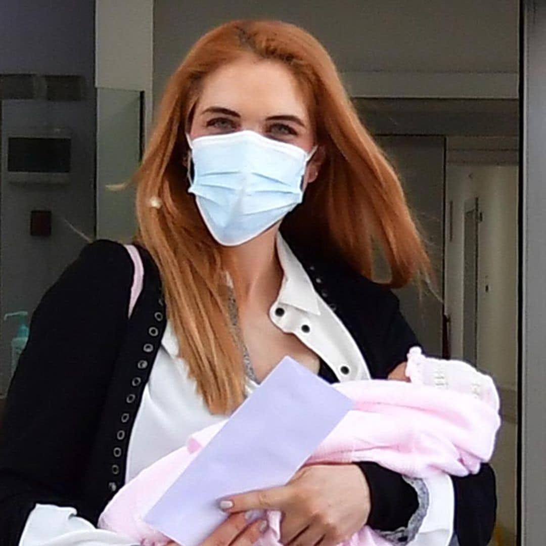 Beatriz Trapote lleva a su hija Brenda a su primera revisión con el pediatra