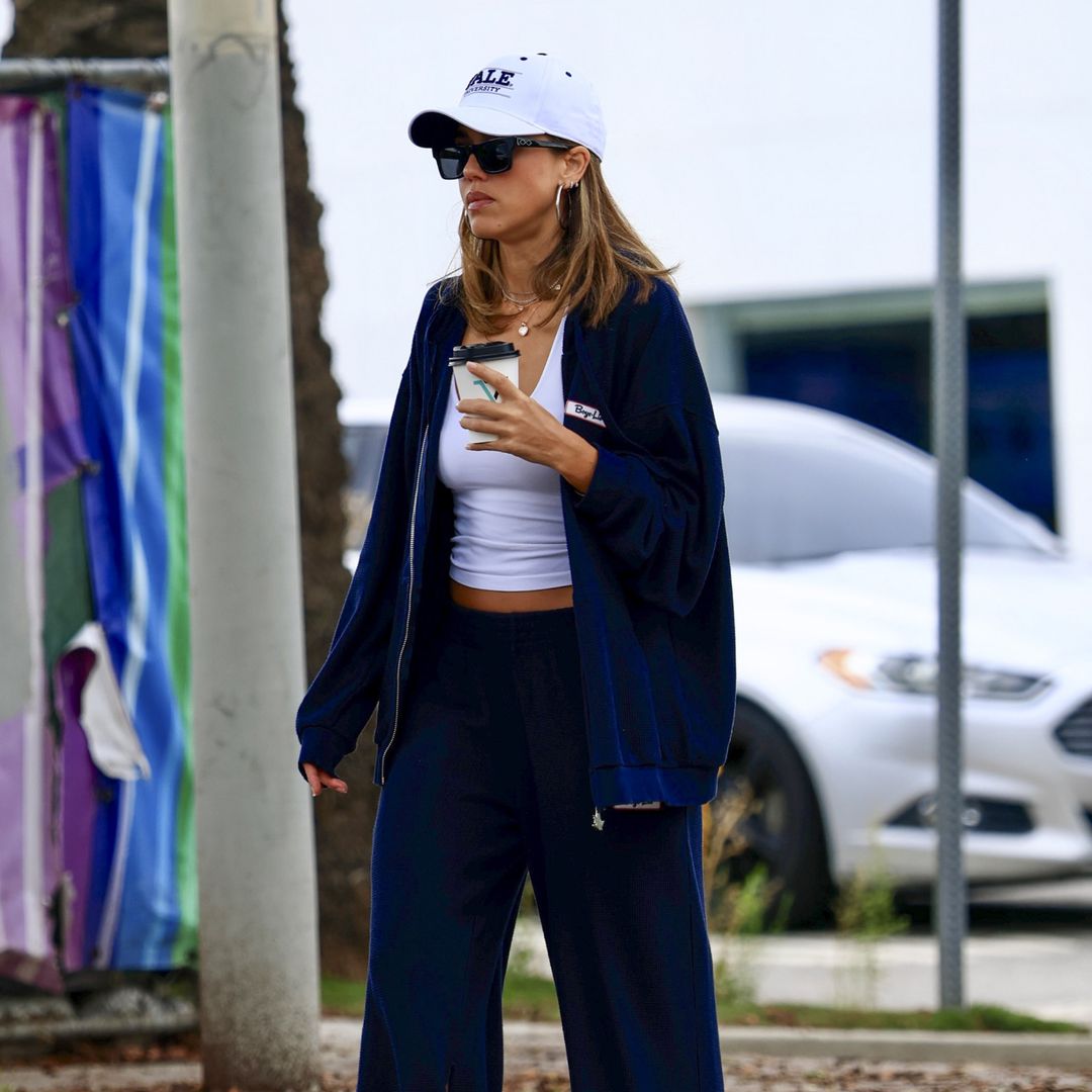 Jessica Alba tiene el look deportivo ideal para estar cómoda sin sacrificar la elegancia