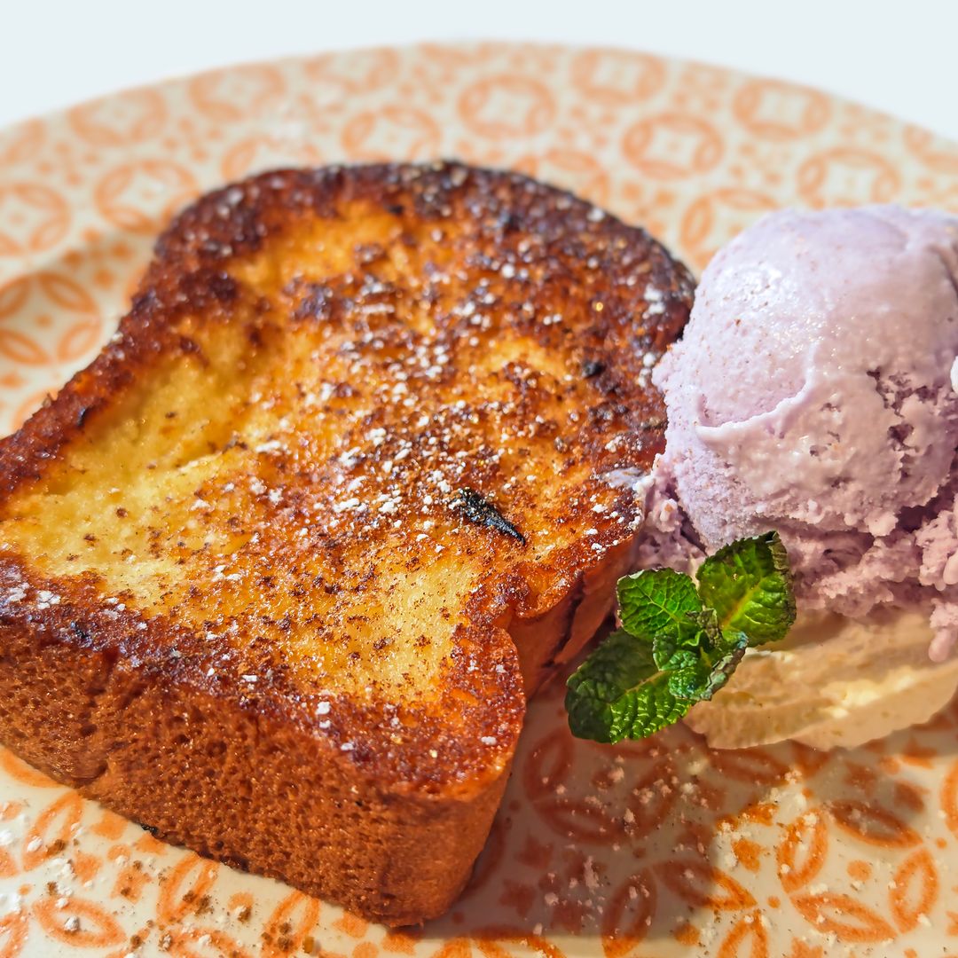 Torrija con helado de violeta, restaurante Siete Capillas de San Martín de Valdeiglesias, Madrid