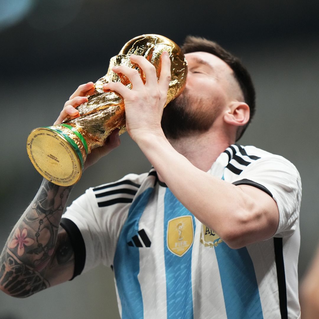 Lionel Messi, de Argentina, besa el trofeo de la Copa del Mundo tras la final de fútbol entre Argentina y Francia en 2022
