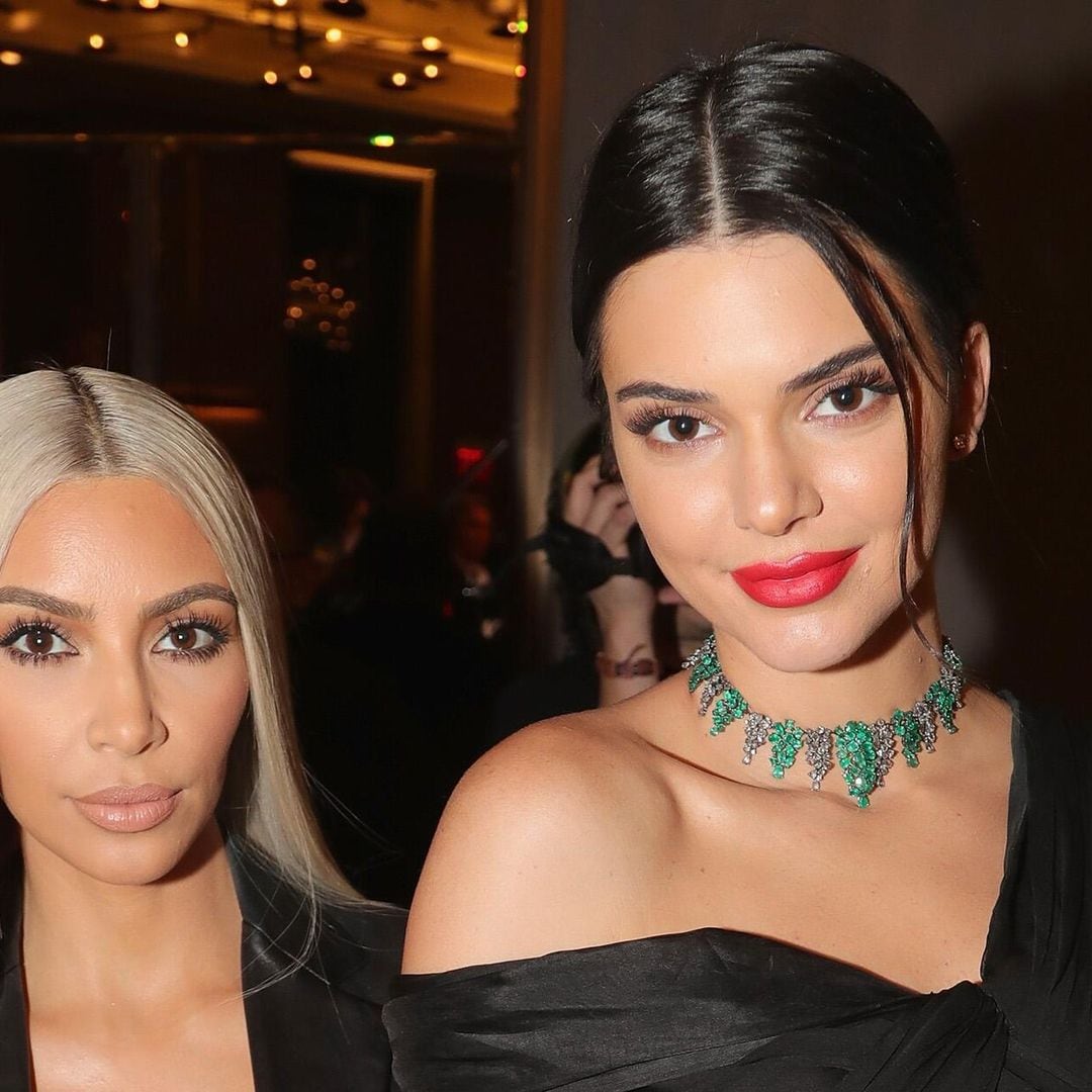 Kim Kardashian ‘trolea’ a Kendall Jenner con una playera estampada con los rostros de sus exnovios