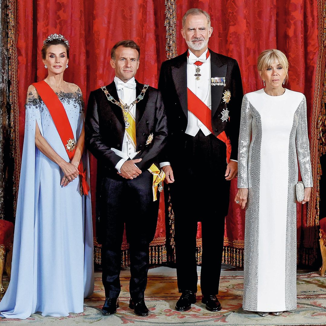 Macron, de 48 años, llevó por primera vez el collar de la Orden de Isabel la Católica que le concedió Felipe VI, y su esposa, Brigitte, de 73, utilizó una de sus firmas favoritas, Louis Vuitton, con su vestido blanco con paneles en plata