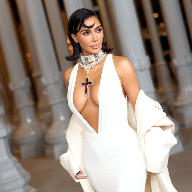 Plano medio de Kim Kardashian en la Gala LACMA Art+Film 2024