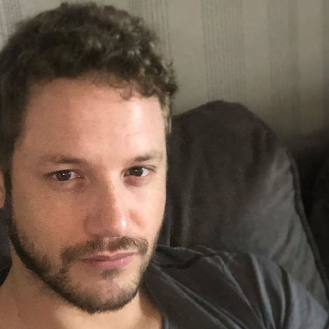 Daniel Diges anima a todos sus vecinos con una actuación desde el balcón