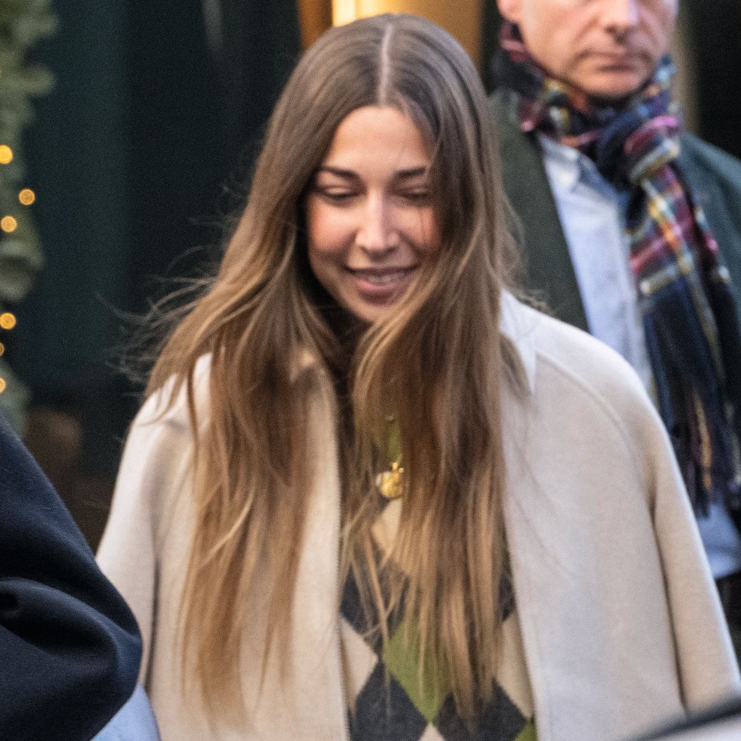 La Reina Sofía de España, Infanta Cristina y Infanta Elena caminan juntas en la calle.