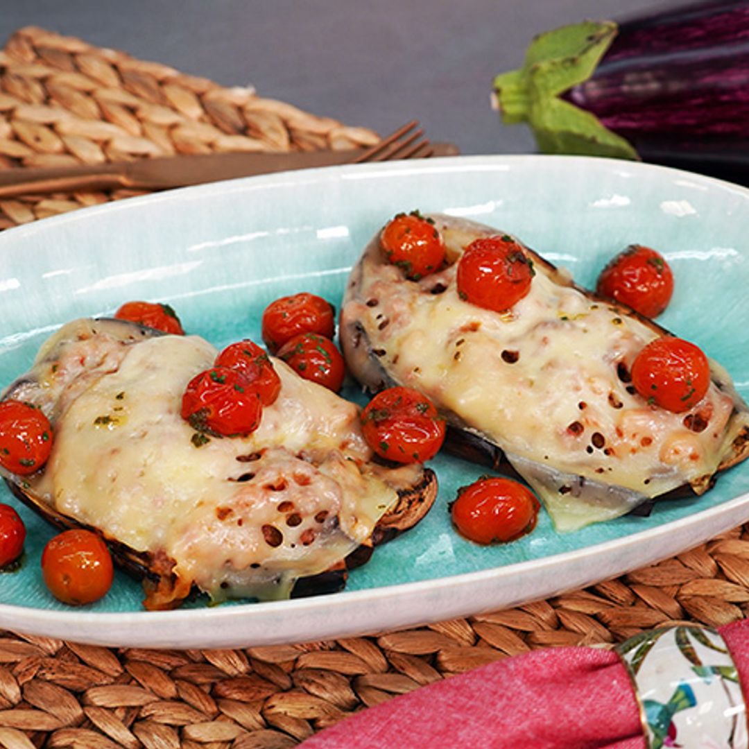 Berenjenas rellenas de carne con tomatitos 'cherry'