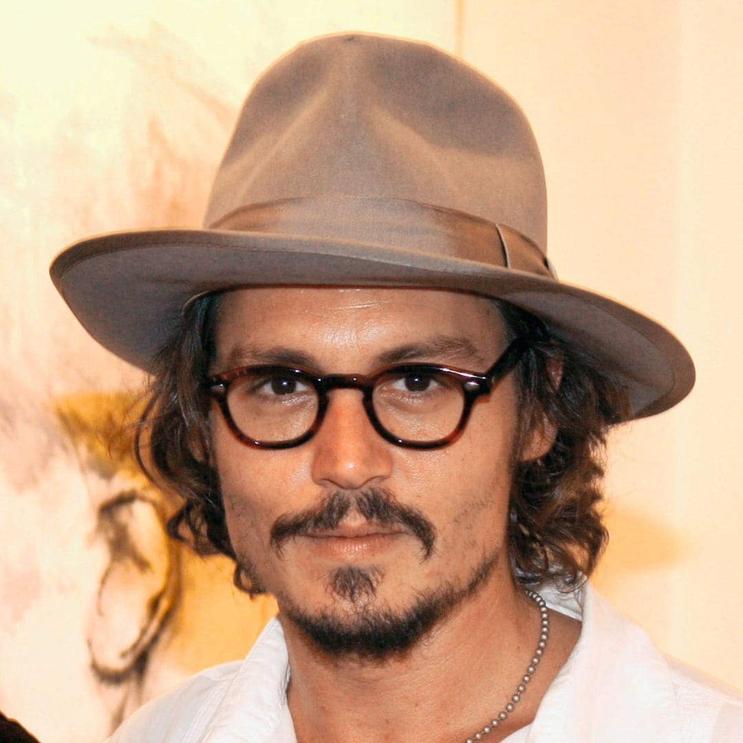 Johnny Depp con sombrero, gafas y camisa blanca