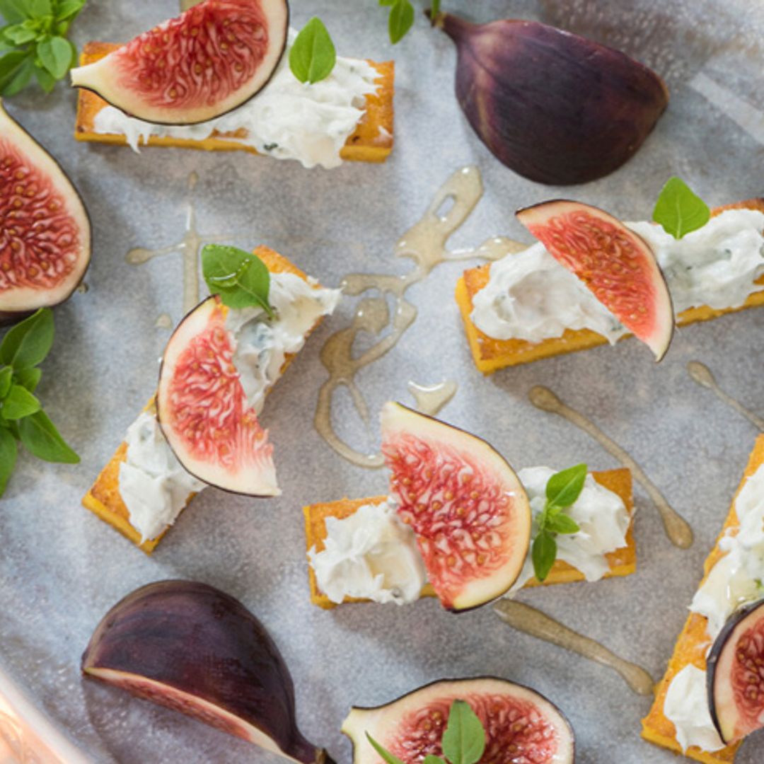 Canapés de polenta con queso 'dolcelatte' e higos