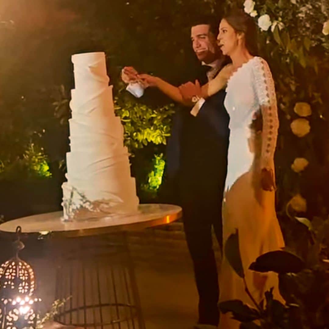 Los novios cortando su tarta nupcial