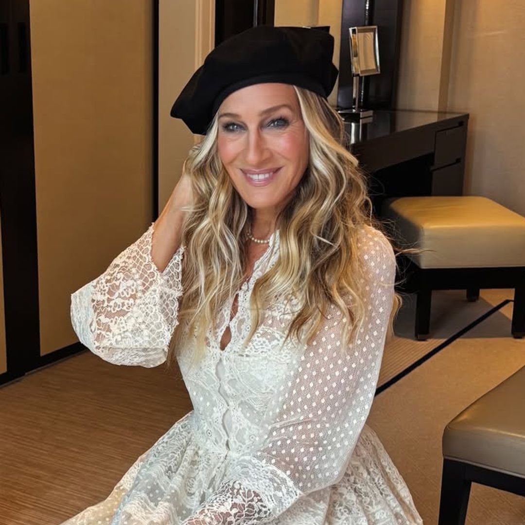 Sarah Jessica Parker se gradúa a los 61 con un romántico vestido y zapatos de satén violeta: más Carrie Bradshaw que nunca