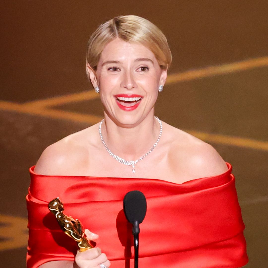 Jessie Buckley emociona al recoger el Oscar con un discurso dedicado a su hija y su desconocido marido: "Este premio es para ti"