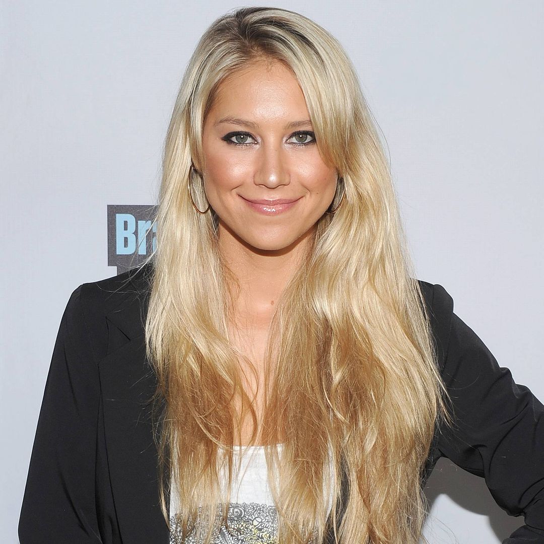 Anna Kournikova presume su embarazo en una nueva salida con su hijo