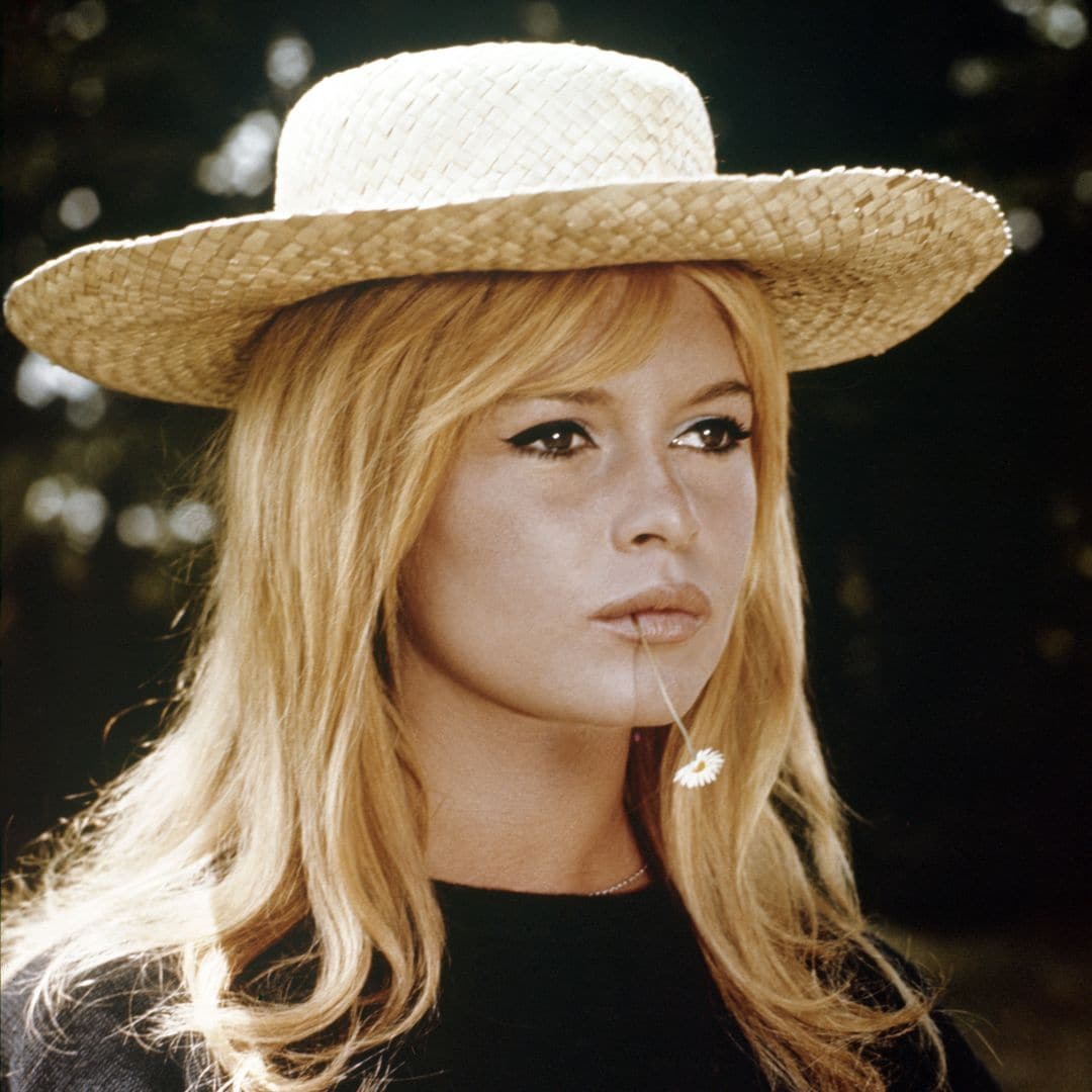 Cómo el flequillo de Brigitte Bardot se convirtió en símbolo de libertad: “Rompió con la rigidez de los peinados franceses de los años 40 y 50”