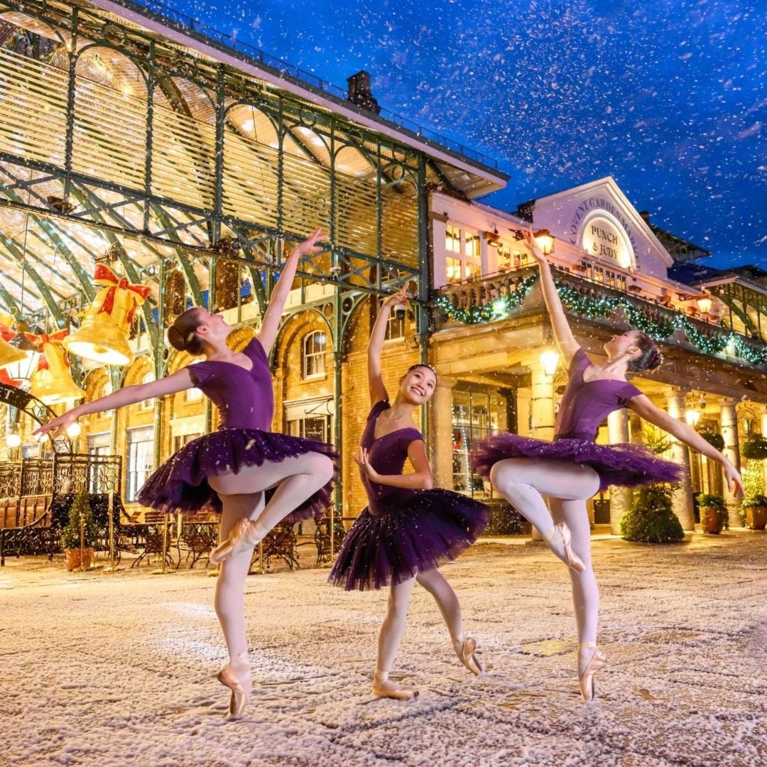 Bailarinas del Royal Ballet School, que en 2026 celebra 100 años, bajo la nieve en Covent Garden.