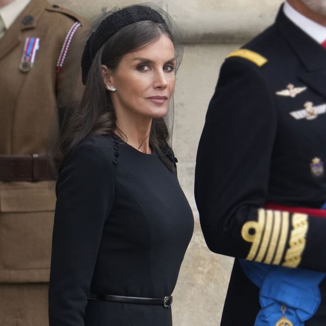 La reina Letizia se despide de Isabel II con un vestido regio y tocado con red