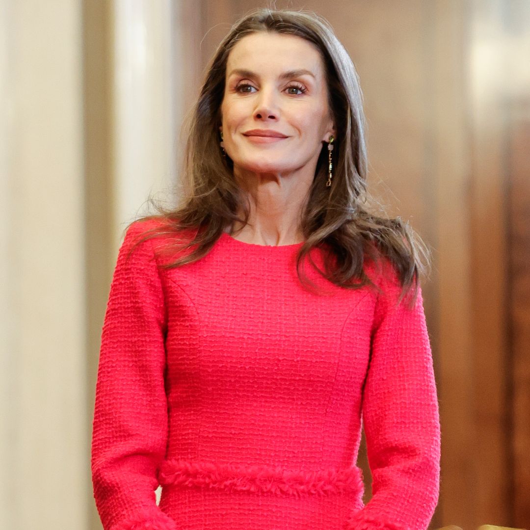 La reina Letizia recicla su vestido de 'tweed' fucsia que estrenó en Oviedo: es misterioso, elegante y potencia el bronceado