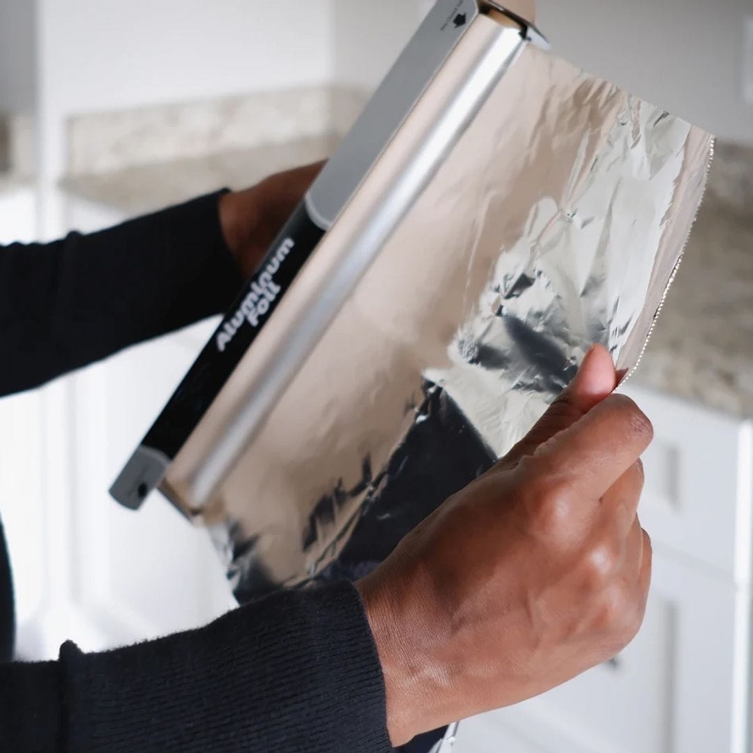 Los 3 errores más comunes al usar el papel de aluminio que pueden ser un riesgo en tu cocina