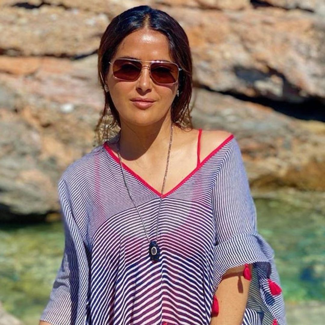 Besos con mascarilla, bailes al son de Celia Cruz y un cuerpo de infarto: Salma Hayek, relax en Grecia