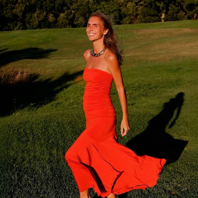 Lucía Bárcena con vestido rojo