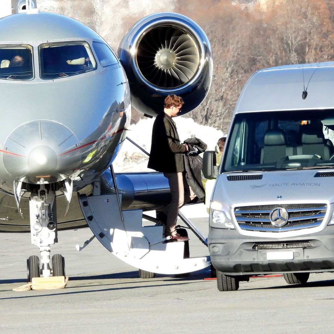 La despedida de solteros la celebraron en Madrid y, poco después, se dieron el “sí, quiero” en Saint-Moritz. Sucedía en enero de 2020. Seis años después, Stavros Niarchos y su mujer, Dasha, se reunían, como muestran estas imágenes, con sus amigos íntimos Pierre y Beatrice no solo para celebrar juntos un año más de amistad, sino también su matrimonio, con el mismo escenario nevado