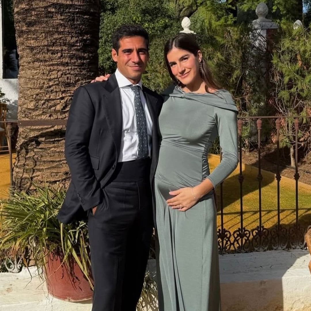 El look de invitada premamá de Blanca Llandres: un vestido de firma sevillana en una boda en el sur
