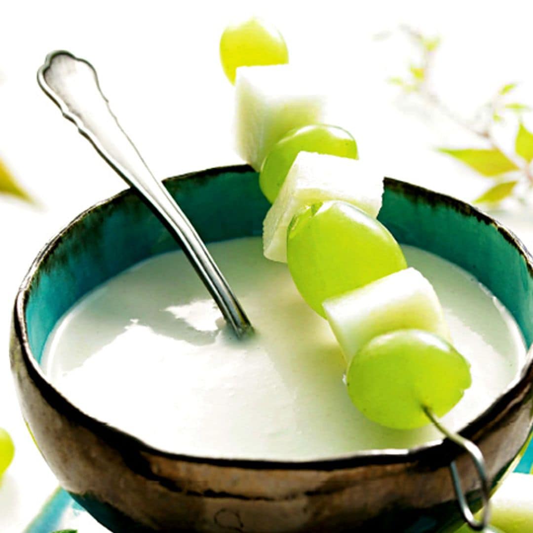 Ajoblanco con brocheta de melón y uvas