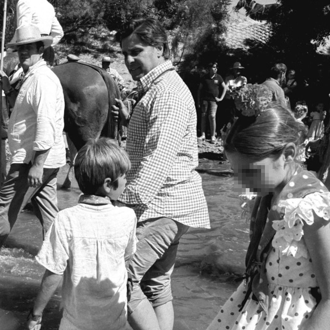 De padres a hijos: los niños de Lourdes Montes y Fran Rivera viven un Rocío lleno de tradición, emoción y muchos volantes