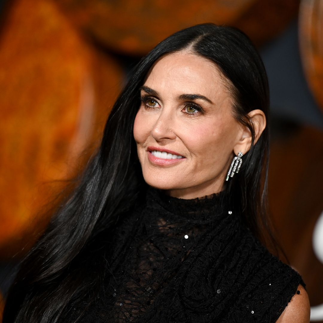 Primer plano de Demi Moore con vestido negro y melena XL