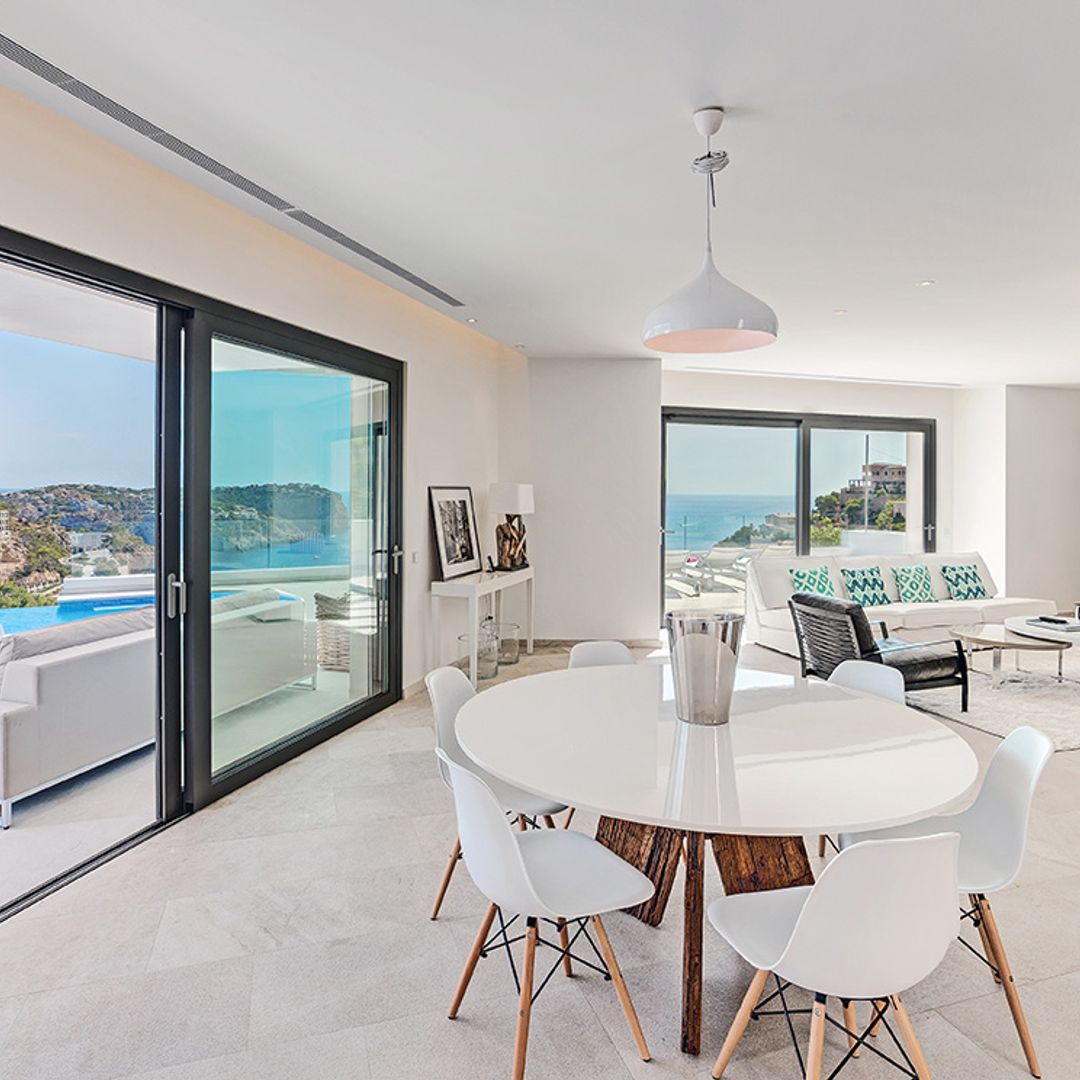 La impresionante transformación de una villa con piscina 'infinity' sobre el Mediterráneo