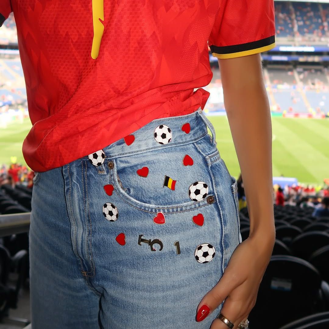Claudia Rodríguez, novia de Cucurella, arrasa con vaqueros personalizados del Mundial 2026: "El fútbol es la inspiración, pero interpretado de una forma personal y creativa"