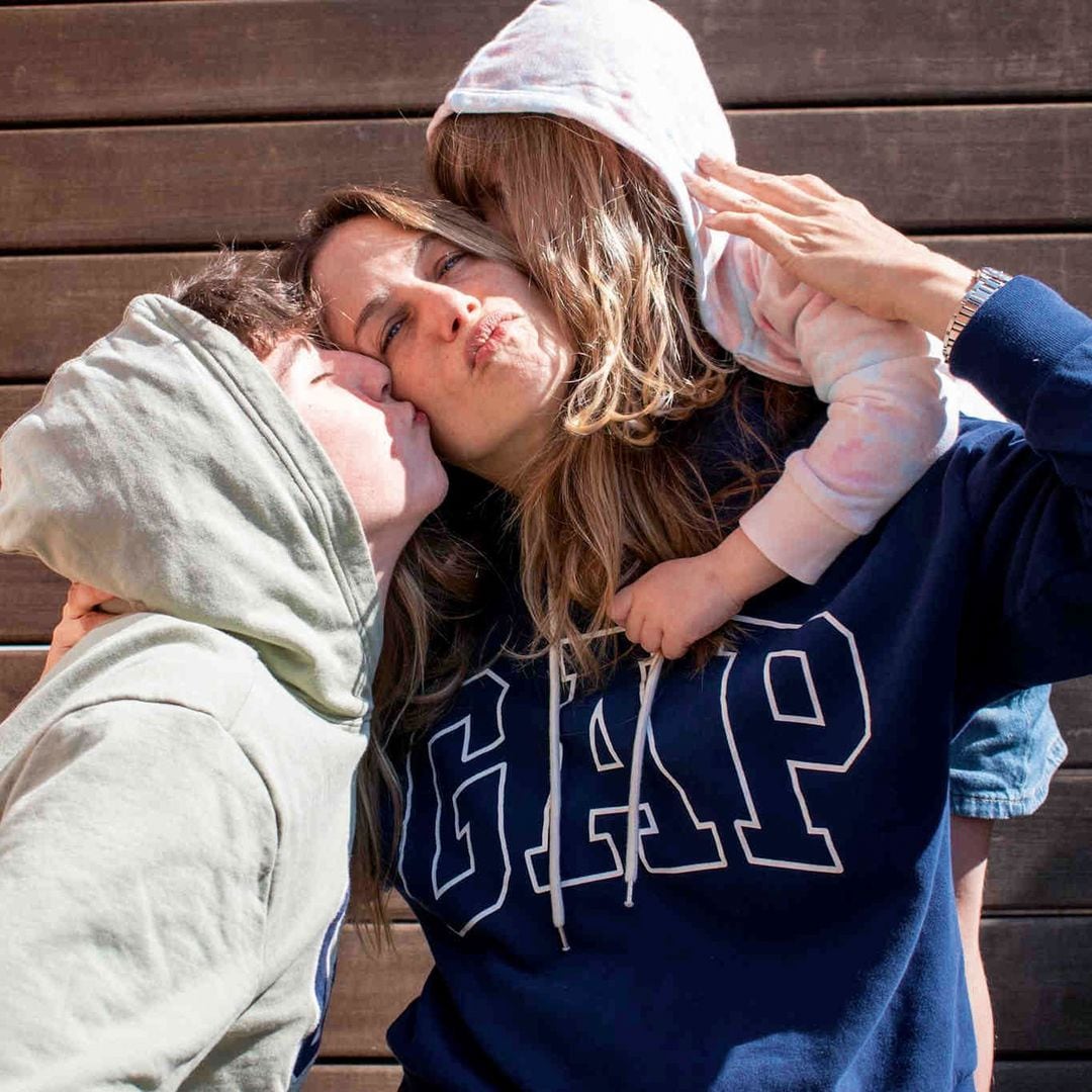 Martina, con la pequeña y su otro hijo, Pablo, nacido hace 20 años de su relación con el músico Álex de la Nuez
