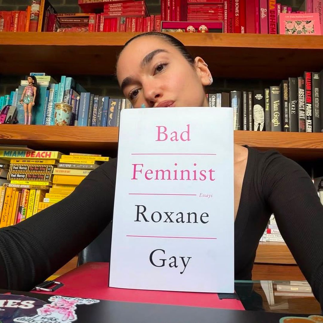 Dua Lipa desde su cuenta de lecturas posa con uno de sus libros 