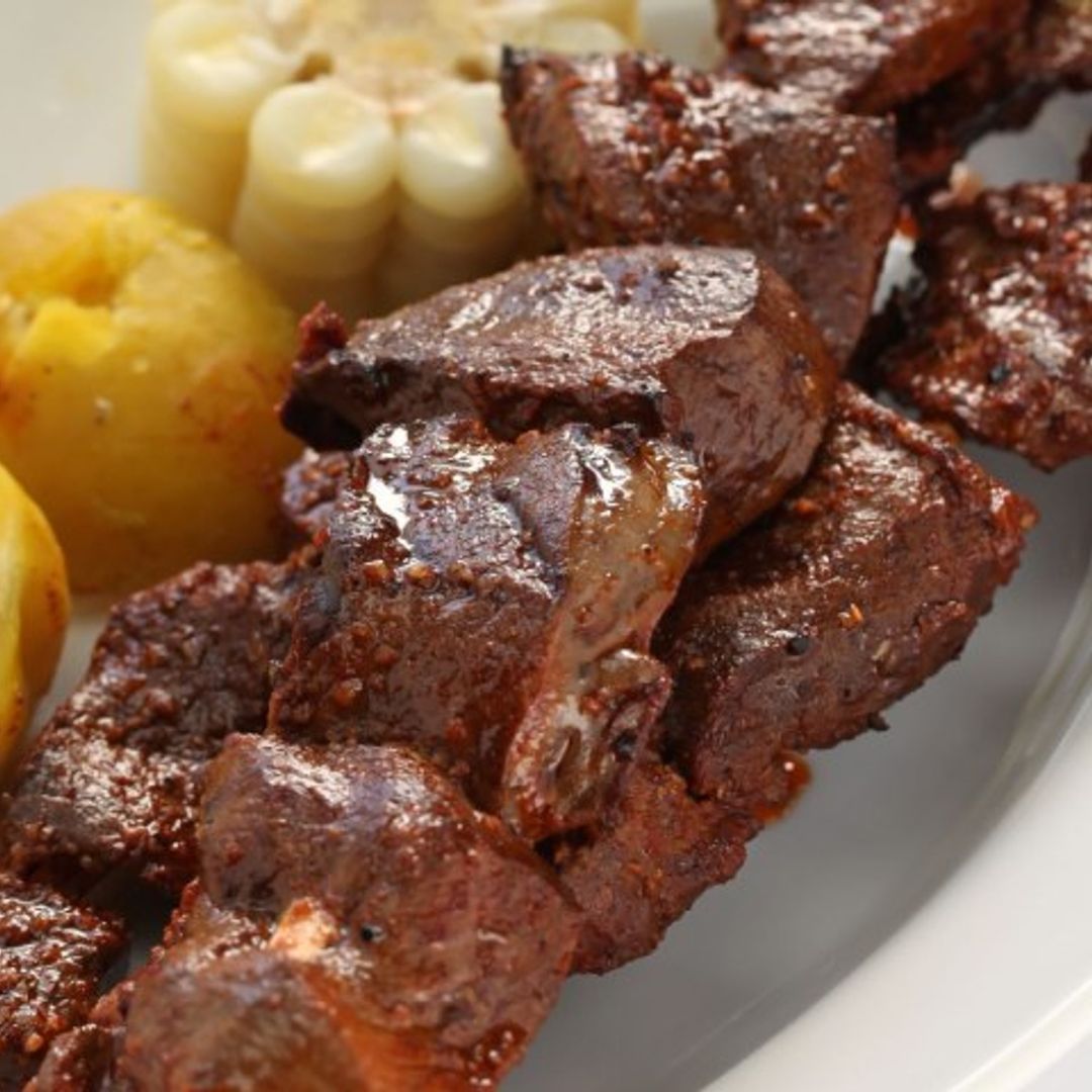 Anticuchos con ají de huacatay