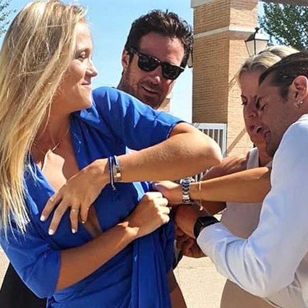 El momento de pánico de Patricia Montero en una boda, resuelto por su chico con hilo y aguja