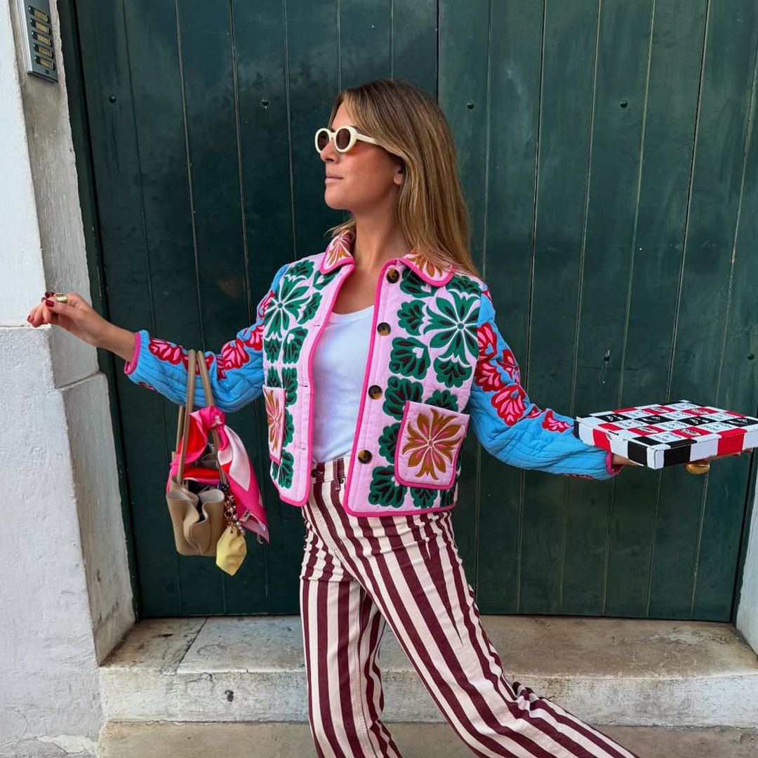 Blusa de flores y pantalón de rayas, la combinación inesperada y elegante que mezcla los estampados de tendencia del verano