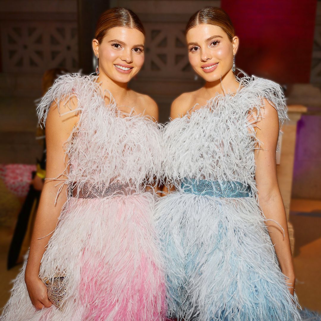 Plano medio de Cristina y Victoria Iglesias en la Gala MET del año 2019