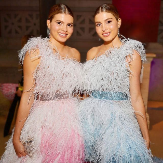 Plano medio de Cristina y Victoria Iglesias en la Gala MET del año 2019
