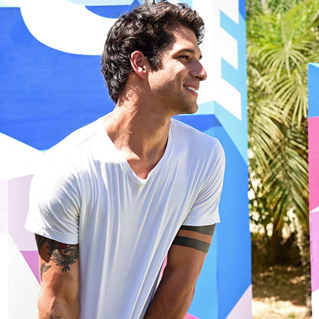 El cuerpo tonificado, pero no excesivamente definido, de Tyler Posey tiene un truco muy sencillo