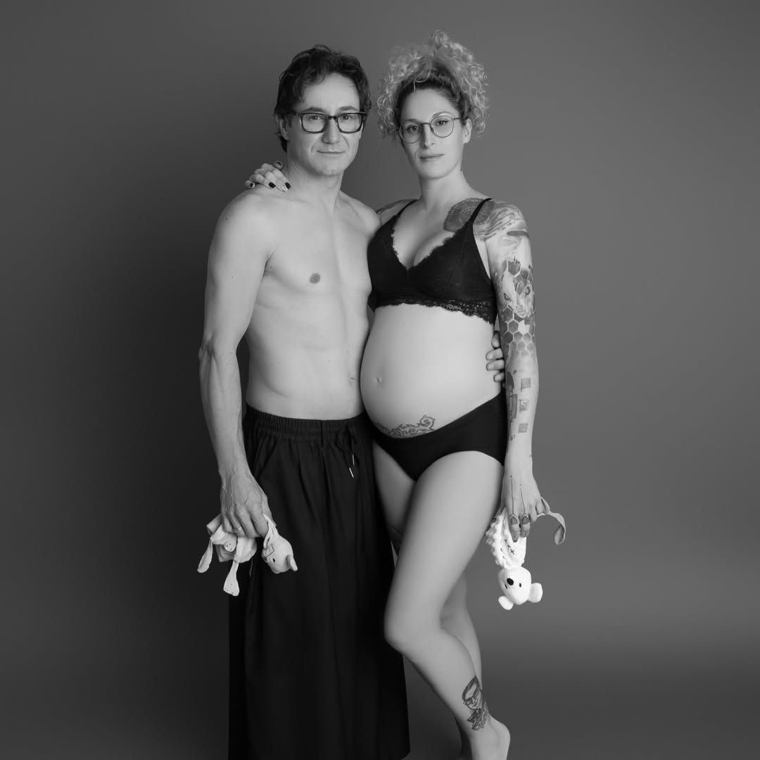 El actor Carlos Santos anuncia que está a punto de ser padre con estas bonitas fotos de su mujer embarazada: "Inminente"